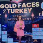 Sedef Şahin Instagram – Bu sene yedincisi düzenlenen Gold Faces of Turkey ödülleri kadına şiddete farkındalık yaratmak adına bu gece sahiplerini buldu.Beni de “Serçenin Gözyaşı” filminde can verdiğim “Emine” ile “en iyi karakter oyuncusu” ödülüne layık görmüşler . Oy kullanan ,organizasyonda emeği geçen herkese bin teşekkür 🙏🏻💐 #kadınaşiddetehayır
