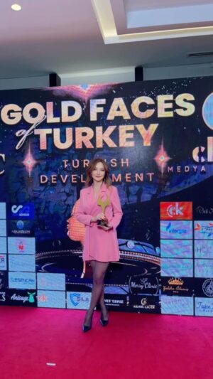 Sedef Şahin Instagram - Bu sene yedincisi düzenlenen Gold Faces of Turkey ödülleri kadına şiddete farkındalık yaratmak adına bu gece sahiplerini buldu.Beni de “Serçenin Gözyaşı” filminde can verdiğim “Emine” ile “en iyi karakter oyuncusu” ödülüne layık görmüşler . Oy kullanan ,organizasyonda emeği geçen herkese bin teşekkür 🙏🏻💐 #kadınaşiddetehayır