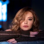 Sedef Şahin Instagram - Karanlık/aydınlık… Karamsarlığın kökeninde; yaşamı zehirleyen,utançtan kendine bile itiraf edilmemiş bir “tembellik” vardır.Bi bakın oraya… Kendi devriminizi ancak o tembellikten gerçekten utandığınız gün başlatabilirsiniz.Zira “değişmek” şikayet etmekten çok daha zor! 📸 ; @berkay.gulum 🙏🏻💐