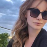 Sedef Şahin Instagram – “Desem ki  vakitlerden bir Nisan akşamıdır,
Rüzgarların en ferahlatıcı senden esiyor.”💨🍃
 C.S.Tarancı
