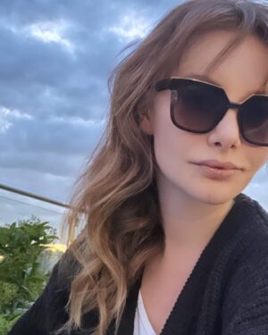 Sedef Şahin Instagram - “Desem ki  vakitlerden bir Nisan akşamıdır,
Rüzgarların en ferahlatıcı senden esiyor.”💨🍃
 C.S.Tarancı