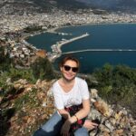 Sedef Şahin Instagram - Bir Alanya hatırası durmasın mı burda ☺️Öyle güzel ki ; çok şahane insanlar tanıdım,çiçek gibi ağırlandım…Unutulmazlar listesine girdi bende😉Teşekkürler Alanya🤍💐 #turne #günlüğü #alanya #dönmedolap