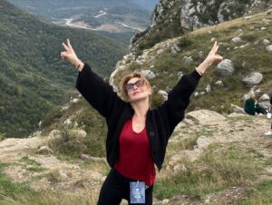 Sedef Şahin Instagram - Ne güzeldin Bakü! 🇦🇿💙
Bu yıl Azerbaycan’da düzenlenen 3. Korkutata Türk Dünyası Film Festivaline misafir olduk.Gönüllerin bir olduğu,dünyada güzel işler de oluyor dedirten çok güzel bir deneyimdi benim için ☺️Başta sokaklarda sevgiyle karşılayan Azerbaycan halkına,nazik davetleri için @tckulturturizm bakanlığına @turksoyorg a, bizi yalnız bırakmayıp tüm samimiyetiyle yanımızda olan bakan yardımcımız @bthnmumcu ya , @dr.ibrahimsaritas a , misafirperverlikleri için @azerbaycankulturtemsilciligi ne ve ilgileri için @cundali @sdoganayy @ceren_dek ve tüm bakanlık yetkililerimize teşekkür ederim.Sanat iyidir,iyileştirir☺️Nice böyle güzel işler yapabilmek dileğiyle🙏🏻💐 #azerbaycan #baku #korkutatatürkdünyasıfilmfestivali