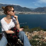 Sedef Şahin Instagram - Bir Alanya hatırası durmasın mı burda ☺️Öyle güzel ki ; çok şahane insanlar tanıdım,çiçek gibi ağırlandım…Unutulmazlar listesine girdi bende😉Teşekkürler Alanya🤍💐 #turne #günlüğü #alanya #dönmedolap
