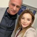 Sedef Şahin Instagram - Bugün yepyeni bir sayfa açıldı hayatımda ve Bahçeşehir Üniversitesi’nde öğretim üyesi oldum ☺️ O kadar mutlu ve gururluyum ki…Yıldız hocamın,meleğimin bana vasiyetiydi öğrenci yetiştirmem ben de “hazır hissettiğimde söz hocam “demiştim. Bugün ilk adımımı attım ve ilk dersimizi yaptık.Arayıp söyleyemedim,yanınıza koşamadım belki ama bizi izlediğinize eminim hocam🥹🩷Peki neden Bahçeşehir Üniversitesi? Çünki yıllardır çok hayran olduğum çiçek gibi bir rektörümüz var🙏🏻Elimi tutup , bana benden çok güvendiğini hep hissettiren rektörümüz kıymetli @esrahatipogluu_ na ,sevgiyle ekibine dahil edip kucak açan bölüm başkanımız @uluc.esen e ve heyecanla gözlerime bakan tüm öğrencilerime teşekkür ederim.Dilerim yolumuz uzun ve güzelliklerle dolu olur🙏🏻İlk gözağrılarım ve özel olacaksınız 🙏🏻 Çok yaşayın,sevgiyle,aşkla 😉🙏🏻💐 #bau #konservatuvar #tiyatro