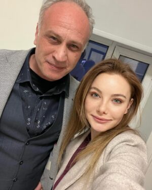 Sedef Şahin Instagram - Bugün yepyeni bir sayfa açıldı hayatımda ve Bahçeşehir Üniversitesi’nde öğretim üyesi oldum ☺️ O kadar mutlu ve gururluyum ki…Yıldız hocamın,meleğimin bana vasiyetiydi öğrenci yetiştirmem ben de “hazır hissettiğimde söz hocam “demiştim. Bugün ilk adımımı attım ve ilk dersimizi yaptık.Arayıp söyleyemedim,yanınıza koşamadım belki ama bizi izlediğinize eminim hocam🥹🩷Peki neden Bahçeşehir Üniversitesi? Çünki yıllardır çok hayran olduğum çiçek gibi bir rektörümüz var🙏🏻Elimi tutup , bana benden çok güvendiğini hep hissettiren rektörümüz kıymetli @esrahatipogluu_ na ,sevgiyle ekibine dahil edip kucak açan bölüm başkanımız @uluc.esen e ve heyecanla gözlerime bakan tüm öğrencilerime teşekkür ederim.Dilerim yolumuz uzun ve güzelliklerle dolu olur🙏🏻İlk gözağrılarım ve özel olacaksınız 🙏🏻 Çok yaşayın,sevgiyle,aşkla 😉🙏🏻💐 #bau #konservatuvar #tiyatro