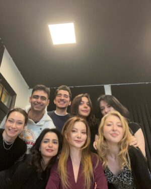 Sedef Şahin Instagram - Bugün yepyeni bir sayfa açıldı hayatımda ve Bahçeşehir Üniversitesi’nde öğretim üyesi oldum ☺️ O kadar mutlu ve gururluyum ki…Yıldız hocamın,meleğimin bana vasiyetiydi öğrenci yetiştirmem ben de “hazır hissettiğimde söz hocam “demiştim. Bugün ilk adımımı attım ve ilk dersimizi yaptık.Arayıp söyleyemedim,yanınıza koşamadım belki ama bizi izlediğinize eminim hocam🥹🩷Peki neden Bahçeşehir Üniversitesi? Çünki yıllardır çok hayran olduğum çiçek gibi bir rektörümüz var🙏🏻Elimi tutup , bana benden çok güvendiğini hep hissettiren rektörümüz kıymetli @esrahatipogluu_ na ,sevgiyle ekibine dahil edip kucak açan bölüm başkanımız @uluc.esen e ve heyecanla gözlerime bakan tüm öğrencilerime teşekkür ederim.Dilerim yolumuz uzun ve güzelliklerle dolu olur🙏🏻İlk gözağrılarım ve özel olacaksınız 🙏🏻 Çok yaşayın,sevgiyle,aşkla 😉🙏🏻💐 #bau #konservatuvar #tiyatro