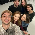 Sedef Şahin Instagram - Bugün yepyeni bir sayfa açıldı hayatımda ve Bahçeşehir Üniversitesi’nde öğretim üyesi oldum ☺️ O kadar mutlu ve gururluyum ki…Yıldız hocamın,meleğimin bana vasiyetiydi öğrenci yetiştirmem ben de “hazır hissettiğimde söz hocam “demiştim. Bugün ilk adımımı attım ve ilk dersimizi yaptık.Arayıp söyleyemedim,yanınıza koşamadım belki ama bizi izlediğinize eminim hocam🥹🩷Peki neden Bahçeşehir Üniversitesi? Çünki yıllardır çok hayran olduğum çiçek gibi bir rektörümüz var🙏🏻Elimi tutup , bana benden çok güvendiğini hep hissettiren rektörümüz kıymetli @esrahatipogluu_ na ,sevgiyle ekibine dahil edip kucak açan bölüm başkanımız @uluc.esen e ve heyecanla gözlerime bakan tüm öğrencilerime teşekkür ederim.Dilerim yolumuz uzun ve güzelliklerle dolu olur🙏🏻İlk gözağrılarım ve özel olacaksınız 🙏🏻 Çok yaşayın,sevgiyle,aşkla 😉🙏🏻💐 #bau #konservatuvar #tiyatro