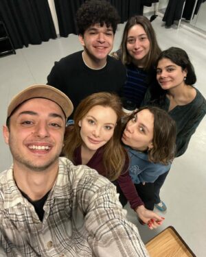 Sedef Şahin Instagram - Bugün yepyeni bir sayfa açıldı hayatımda ve Bahçeşehir Üniversitesi’nde öğretim üyesi oldum ☺️ O kadar mutlu ve gururluyum ki…Yıldız hocamın,meleğimin bana vasiyetiydi öğrenci yetiştirmem ben de “hazır hissettiğimde söz hocam “demiştim. Bugün ilk adımımı attım ve ilk dersimizi yaptık.Arayıp söyleyemedim,yanınıza koşamadım belki ama bizi izlediğinize eminim hocam🥹🩷Peki neden Bahçeşehir Üniversitesi? Çünki yıllardır çok hayran olduğum çiçek gibi bir rektörümüz var🙏🏻Elimi tutup , bana benden çok güvendiğini hep hissettiren rektörümüz kıymetli @esrahatipogluu_ na ,sevgiyle ekibine dahil edip kucak açan bölüm başkanımız @uluc.esen e ve heyecanla gözlerime bakan tüm öğrencilerime teşekkür ederim.Dilerim yolumuz uzun ve güzelliklerle dolu olur🙏🏻İlk gözağrılarım ve özel olacaksınız 🙏🏻 Çok yaşayın,sevgiyle,aşkla 😉🙏🏻💐 #bau #konservatuvar #tiyatro