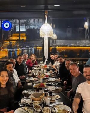 Sedef Şahin Instagram - Bir Alanya hatırası durmasın mı burda ☺️Öyle güzel ki ; çok şahane insanlar tanıdım,çiçek gibi ağırlandım…Unutulmazlar listesine girdi bende😉Teşekkürler Alanya🤍💐 #turne #günlüğü #alanya #dönmedolap