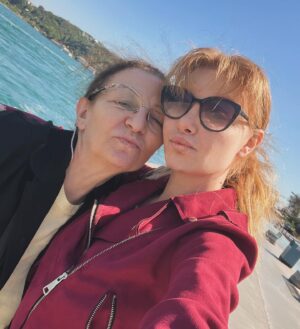 Sedef Şahin Instagram - Seninle her şeye varım ben🥰Annemmmm her günümüzün bir öncekinden güzel olduğu nice sağlıklı yıllarımız olsun🙏🏻Bir hayalimiz var bizim🤗💕💐 #best #mom
