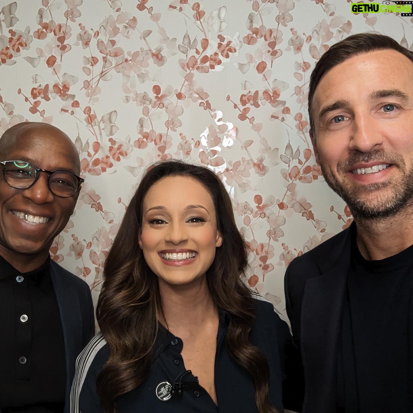 Seema Jaswal Instagram - Always lovely to spend a Saturday with these two gents @wrightyofficial & @gajm83 π @westham continue their unbeaten start to the campaign beating Brighton for the very first time in the @premierleague Also a shoutout to @juliasnowdon.mua for the backdrop! π #premierleague #pl #football #soccer #westham #matchday #anchor
