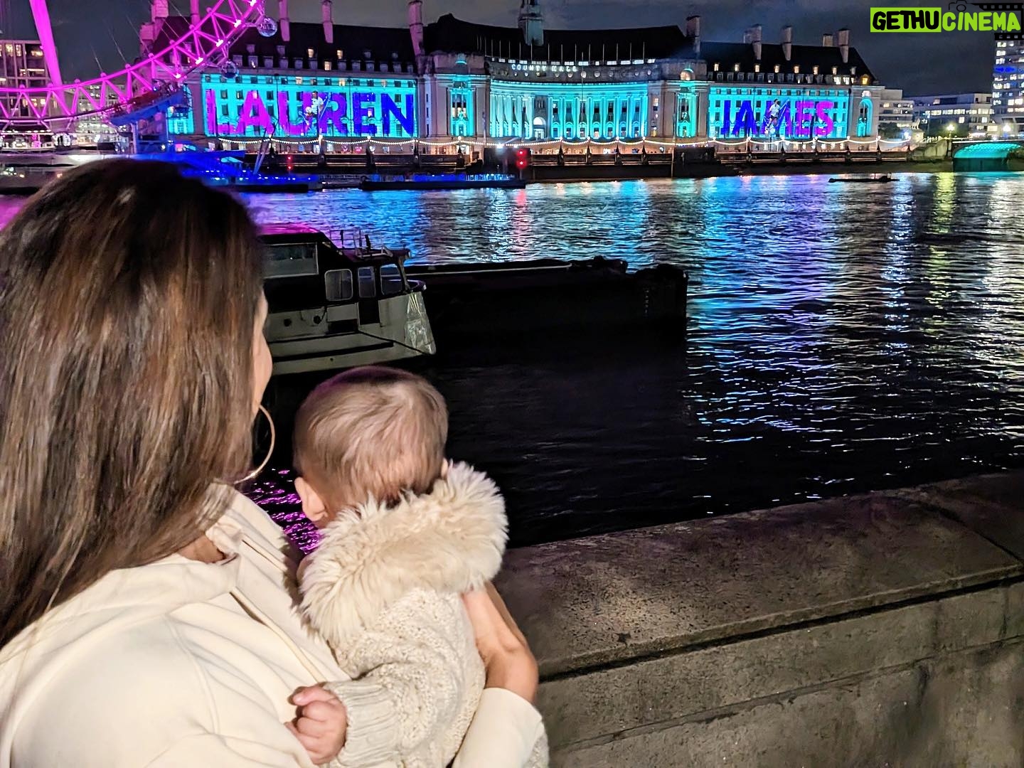 Seema Jaswal Instagram - AD. Last night, @suredeodorantuk invited me to County Hall to witness their projection of Lioness @laurennjjames onto one of London’s iconic landmarks. It was both beautiful and inspiring to see especially against such a stunning backdrop✨ As a sponsor of the @fifawomensworldcup , Sure is committed to supporting and celebrating women’s football, nonstop. ⚽💪 Whatever happens on the pitch this summer, Sure is proud to champion women’s football and hopes to help inspire the next generation of footballers. I’m so glad that I got to bring my girl down with me and am incredibly proud that she will grow up in a world seeing women in sport being celebrated like this 🥰👍 Go on Lionesses! #Sure #SureNonstopProtection #fifawwc