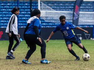 Seema Jaswal Instagram - AD Thrilled to have joined @suresportuk on site at @chelseafc last week to see its #BreakingLimitsProgramme in action. The programme works with NGOs and grassroots initiatives around the world helping disadvantaged young people to break down the barriers holding them back from moving however they want. Sure recognises the power of movement and how important it is that everyone has the ability to move however and whenever they want. It’s part of the reason why I’ve been an ongoing Sure partner, as a sports fan, supporter and now parent, I want to make sure my little girl has every opportunity to partake in movement and sport however she chooses. Sport can teach us so much more than we realise and that transcends to so many other parts of our lives. It’s such a powerful tool for social change and it was an honour see programmes like this one in action.
 
And bonus, I got to catch up with my friend @enialuko and I got some tips from the coaches from @chelseafc for my Sure #BringTheHeat challenge!