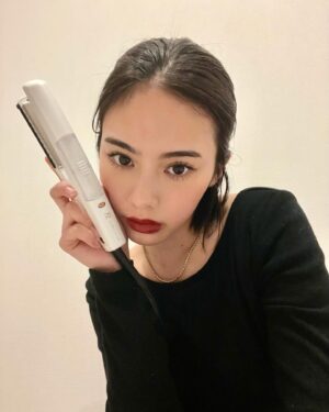 Seira Anzai Instagram - 私がアンバサダーを務めるVS“ヴィダルサスーン”の
スチームストレートアイロンを紹介します。

コンパクトなストレートアイロンなのに
スチームが出て本格的。 
持ち運び先でも、髪の毛は綺麗でいたいですよね…♡ 

是非チェックしてみてください〜
⠀
 
@vs_hairiron_official
 
#vidalsassoon 
#ヴィダルサスーン 
#小泉成器 
#pr 
#新生活