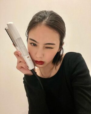 Seira Anzai Instagram - 私がアンバサダーを務めるVS“ヴィダルサスーン”の
スチームストレートアイロンを紹介します。

コンパクトなストレートアイロンなのに
スチームが出て本格的。 
持ち運び先でも、髪の毛は綺麗でいたいですよね…♡ 

是非チェックしてみてください〜
⠀
 
@vs_hairiron_official
 
#vidalsassoon 
#ヴィダルサスーン 
#小泉成器 
#pr 
#新生活