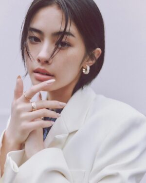 Seira Anzai Instagram - @boucheron × @drop_tokyo 

hair&make: @karen___lemon 
Stylist: @masumi_yakuzawa 
Photographer: @airguitar_junjun