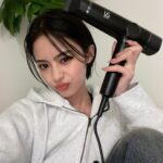 Seira Anzai Instagram - 私がアンバサダーを務めます VS“ヴィダルサスーン”から ドライヤーが新発売です💇🏻‍♀️ ⠀ 1つ前の形を、実際にずっと愛用していましたが 新商品は “より” 乾かす時間が短くなり サラサラでツヤツヤに仕上げてくれます🫧‪🩵⠀ ⠀ 本当にこれ以外のドライヤー使用できなくて＾＾; 必ずお仕事先のホテルにも、そのまま持って行っていたのですが… 実はこの新商品のドライヤー、折りたたむことが出来ちゃうのです❕ ((嬉しすぎる~~~!!! ⠀ ドライヤーの置き場、正直かなり困りませんか…？ ⠀ クリスマスプレゼント悩んでる方や 新年に向けて新家電にしたい方など是非チェックしてください🎁♥️ @vs_hairiron_official #pr #vidalsassoon #ヴィダルサスーン #小泉成器 #クリスマス