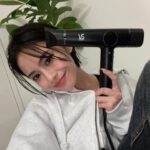 Seira Anzai Instagram - 私がアンバサダーを務めます VS“ヴィダルサスーン”から ドライヤーが新発売です💇🏻‍♀️ ⠀ 1つ前の形を、実際にずっと愛用していましたが 新商品は “より” 乾かす時間が短くなり サラサラでツヤツヤに仕上げてくれます🫧‪🩵⠀ ⠀ 本当にこれ以外のドライヤー使用できなくて＾＾; 必ずお仕事先のホテルにも、そのまま持って行っていたのですが… 実はこの新商品のドライヤー、折りたたむことが出来ちゃうのです❕ ((嬉しすぎる~~~!!! ⠀ ドライヤーの置き場、正直かなり困りませんか…？ ⠀ クリスマスプレゼント悩んでる方や 新年に向けて新家電にしたい方など是非チェックしてください🎁♥️ @vs_hairiron_official #pr #vidalsassoon #ヴィダルサスーン #小泉成器 #クリスマス