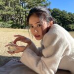 Seira Anzai Instagram - Chloe オードパルファム ルミヌーズはローズの香りが上品で甘く こうした晴れの休日につけたくなるような香りです🌞♡ リボンにはピンクのステッチがアクセントに… ⠀ @latelierdesparfums_jp @chloe #PR #クロエルミヌーズ #クロエフレグランス #ラトリエデパルファム #iamchloe