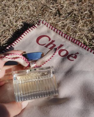 Seira Anzai Instagram - Chloe オードパルファム ルミヌーズはローズの香りが上品で甘く
こうした晴れの休日につけたくなるような香りです🌞♡

リボンにはピンクのステッチがアクセントに…
⠀

@latelierdesparfums_jp
@chloe
#PR 
#クロエルミヌーズ
#クロエフレグランス
#ラトリエデパルファム
#iamchloe