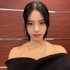 Seira Anzai Instagram - Thank you... @sundayjapon_tbs

All: @newbottega 

hair&make: @iwatayuina 
stylist: @df4810