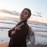 Seira Anzai Instagram – ⠀
恐縮ながら先日
成人式(はたちのつどい)を迎えることができました。
実はこの日の為に髪の毛を染めていました🤫
(仕事の為、もう黒に戻しましたが…)
⠀

まずは、家族に晴れ着姿を見せることができてよかったなと…♡

そして、無事迎えられたこの当たり前では無い環境と
私の為に朝から集まってくださった大人の皆さんに感謝。
⠀

日付では、2月で20歳になりますが
この立場になって思うのが
思い描いていた理想より、全然未熟者ということ。笑
⠀

私にはまだ、“何をこなしたら、自分も認められる大人”
なのか答えは出ていませんが
安斉なりにこれからも頑張ってみます＾＾

明日も笑顔でありますように…
⠀
⠀
振袖は安斉をイメージして作成された
Furisode: @kyoto_nabeshima 

hair&make: @akiyamahitomi09 
Photo: @hirotaka.ichikawa23
