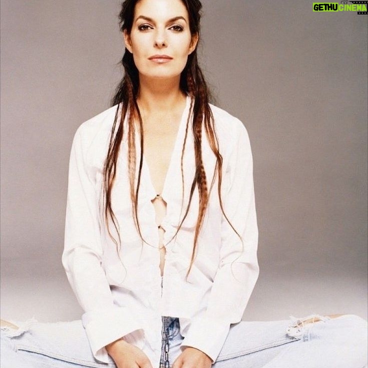 Sela Ward - 4.2K Likes - Sitting in gratitude for all the heroic healthcare workers who are risking their lives, all of the grocery store employees and truck drivers who are keeping shelves stocked with essentials, and all of the restaurant employees who are providing nourishing meals during these challenging times. What are you grateful for?