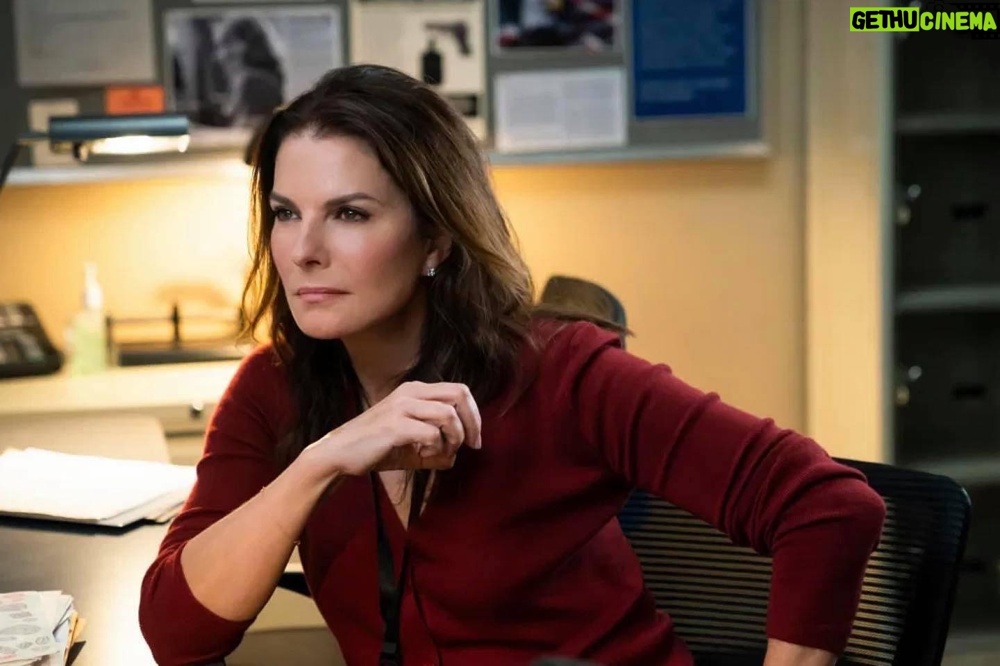 Sela Ward - 4K Likes - Trying to decide who to root for in the #SuperBowl this weekend. 🤔 Who’s your pick?