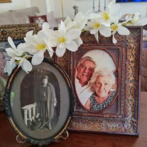 Selda Alkor Instagram - Gönül dostlarım ben evlendiğim zaman anneciğimi çoktan kaybetmiştim 55 yıl son anına kadar Kader Anneciğimle beraberdik nurlarda yatsınlar onları çok özlüyorum ...💔💔😥😥

#seldaalkor #oyuncu #sanatçı #star #türkfilm #yeşilçam #siyahbeyaz #sevgi #dizi #asmalıkonak #sultan #yeşilgöz #atatürk #mevlana #müzikal #istanbul #tiyatro #Türkiye #sokaktakicanlar #çevre#vatan #yeşil #bayrak #annelergünü |