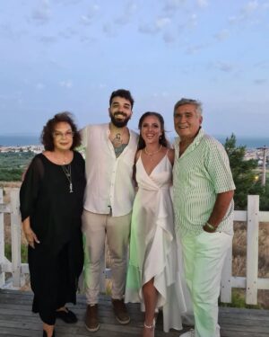 Selda Alkor Instagram - Selam sevgili gönül dostlarım dün akşam Şayköy'de bir kır düğünü ile sevgili Burkay ile Gözdem evlendiler bizde yanlarındaydık ömür boyu mutluluklar 💖💞

#seldaalkor #burkay #gözdem #sinema #film #yeşilçam #oyuncu #star #sanatcı #düğün #kırdüğünü #şarköy #atatürk #mevlana #istanbul