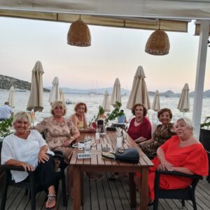 Selda Alkor Instagram - Sevgili gönül dostlarım Bodrum çok sıcak ama burayı güzelleştiren dostlarla buluşmak çok keyifliydi ben onlara altın kızlar diyorum Meral Verda ve Sevgisu 💖

#seldaalkor #oyuncu #sanatçı #star #türkfilm #yeşilçam #siyahbeyaz #sevgi #dizi #asmalıkonak #sultan #yeşilgöz #atatürk #mevlana #müzikal #istanbul #tiyatro #Türkiye #sokaktakicanlar #çevre#vatan #yeşil #bayrak #meralkalmaz #verdaüke #sevgisuözer