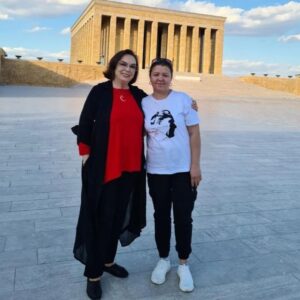 Selda Alkor Instagram - Cumhuriyetimizin 100.yılında bize bu günleri yaşatmak için savaşan canını veren başta Ulu Önderimiz Mustafa Kemal Atatürk ve tüm Şehitlerimizi rahmet saygı sevgi ve minnetle anıyoruz "Ne Mutlu Türk'üm" diyene 🇹🇷

#seldaalkor #beşiktaş #ankara #star #izmir #yeşilçam #siyahbeyaz #sevgi #sanemrustemova #asmalıkonak #sultan #yeşilgöz #atatürk #mevlana #müzik #istanbul #günaydın #Türkiye  #nostalji #sevgi #yeşil #keşfet #smile #tbt #doğa #anıtkabir #şehit #29ekimcumhuriyetbayramı #bayrak