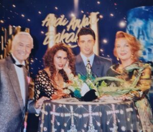Selda Alkor Instagram - Sevgili Halit ağabey sende bizi bırakıp gittin. Yine 'Hadi Anlat Bakalım' desen bizde anlatsak 😪
Güle güle nurlarda uyu 😢💔

#seldaalkor #oyuncu #sanatçı #star #türkfilm #yeşilçam #siyahbeyaz #sevgi #dizi #asmalıkonak #sultan #yeşilgöz #atatürk #mevlana #müzikal #istanbul #tiyatro #Türkiye #sokaktakicanlar #çevre#vatan #yeşil #bayrak #halitkıvanç #hakanural #serpilçakmaklı #hadianlatbakalım