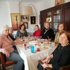 Selda Alkor Instagram - Günaydın sevgili gönül dostlarım dün sevgili Yücel Erener bize özel bir yeni yıl sofrası hazırlamıştı ellerine sağlık 💖 dilerim hepimiz için sağlık huzur dolu bir yıl olur 🎅🤶🧑‍🎄

Yücel Hale Mine Aynur Feride Yücel ve Selda 🌹🌹🌹🌹🌹🌹

#seldaalkor #oyuncu #sanatçı #star #türkfilm #yeşilçam #siyahbeyaz #sevgi #dizi #asmalıkonak #sultan #yeşilgöz #atatürk #mevlana #müzikal #istanbul #tiyatro #Türkiye #sokaktakicanlar #çevre#vatan #yeşil #bayrak #yeniyıl