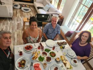Selda Alkor Instagram - Gönül döstlarım Fethiye'de sevgili Serap ve Mehmet eşimi ve beni kahvaltıda ağırladılar neler yapmıştı sormayın 💖

#seldaalkor #oyuncu #sanatçı #star #türkfilm #yeşilçam #siyahbeyaz #sevgi #dizi #asmalıkonak #sultan #yeşilgöz #atatürk #mevlana #müzikal #istanbul #tiyatro #Türkiye #sokaktakicanlar #çevre#vatan #yeşil #bayrak #serap #mehmet