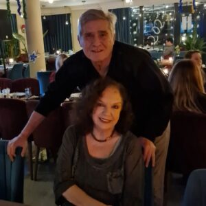 Selda Alkor Instagram - Günaydın sevgili gönül dostlarım dün akşam epey bir zaman sonra arkadaşlarla yemekteydik 💖🎅🤶🧑‍🎄

#seldaalkor #oyuncu #sanatçı #star #türkfilm #yeşilçam #siyahbeyaz #sevgi #dizi #asmalıkonak #sultan #yeşilgöz #atatürk #mevlana #müzikal #istanbul #tiyatro #Türkiye #sokaktakicanlar #çevre#vatan #yeşil #bayrak