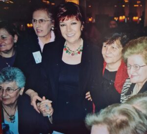 Selda Alkor Instagram - Günaydın sevgili gönül dostlarım çok güzel günlerden Günaydın okul müdürem rahmetli Melek hm arkadaşlarım Aynur Dilek Yurtözveri Dilfizar Doğan ve Bedriye Aksakal ile 💖

#seldaalkor #oyuncu #sanatçı #star #türkfilm #yeşilçam #siyahbeyaz #sevgi #dizi #asmalıkonak #sultan #yeşilgöz #atatürk #mevlana #müzikal #istanbul #tiyatro #Türkiye #sokaktakicanlar #çevre#vatan #yeşil #bayrak #aynurdilekyurtözveri #dilfizardoğan #bedriyeaksakal #melekpazarlıoğlugörgün