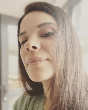 Selen Seyven Instagram - Yakın mesafe insanlarından olmadım hiç
Bana uzaklar çekici geldi hep
Uzun ayrılıklar
Uzun patikalar
Uzak ve soğuk ülkeler
Uzun ve sıkıcı şiirler
Uzun zaman görülmemiş fakat
İlk buluşmada hiç uzatmadan eski samimiyeti kuran insanları sevdim hep
Yakın duran uzaklardan korktum
Ömrüm diyen insanlardan,
Samimiyetsiz samimiyetlerden,
Çiçekleri ara buluculara çevirenlerden tırstım ben
Yani ben uzak sevgilerde gerçeklik yakın mesafelerde yabanlık buldum hep. 
Şimdi çok yakından bakıyorum 
Kocamış suratıma aldığım o yaşlara ve yıllara
Onca uzun yola rağmen büyük mesafe koymuşum aslıma
Esasından , has olandan , özden ,kendimden
Çokta uzatmadan uzak mesafelerden 
Bitmeyen arayışın yeniden başladığı bugünden.
161122
#kendimdenkendime