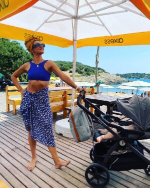 Selen Seyven Instagram - Plajda bebeğini 3dk da uyutmuş gururlu anne duruşudur bu 🤙🏼🏅
