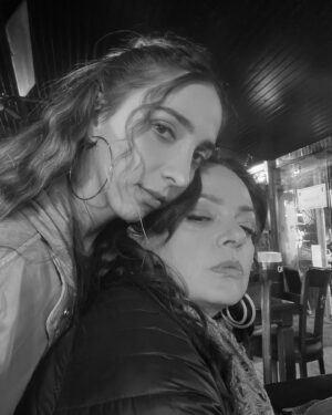 Selen Uçer Instagram - Yolun açık ola #GAGA 🧡🍀🧿🙌🙏#Nazife gider 👋 @marmosetofmoda @mahallidilde @barisaygen @elifzeynep @cemroocan & tüm ekibe çok teşekkürler elinize ruhunuza aklınıza sağlık 🙏Ve fazla duygusallaşmadan…Yeriniz ayrı,beraber çalışmak şans zevk huzur gurur @barisgonenen @neyrakayabasi @denizturkali @gizbilgen ve tabii ki canım güzelim buklelim @ezoez im 🧡🥂