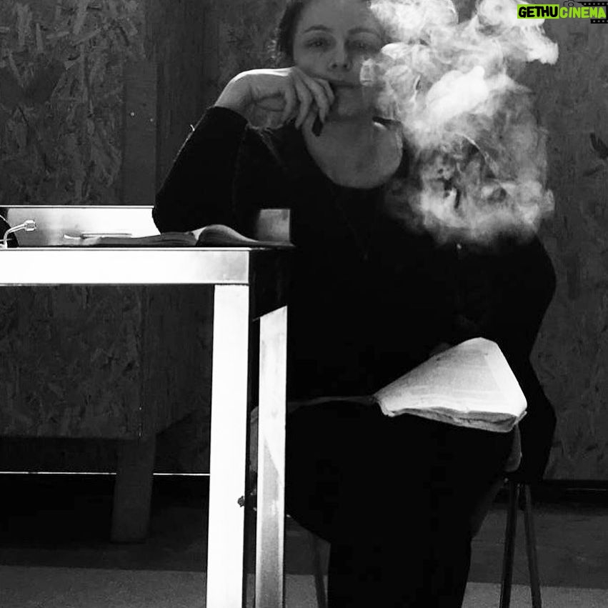 Selen Uçer - 0.9K Likes - Bazı şeyleri özlemedik mi sanki 💬😉 #geliyoryakında🙌 #merrychristmas & #mutluyıllar #happy2022💥 #sigaradiilofotodakikorkmayın 🙆🏻♀️