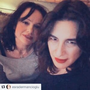 Selen Uçer Instagram - İşbu videoyu 21.01 2017’de sevgili @esradermancioglu ‘pek yakında’ diyerek paylaşmıştı. Ağızların tutmaması ve tarihi bi belgesel gibi duruşu ondan …VEE bugün ‘Cennet’ tüm müzik platformlarında yayında 💫 🙌🥂Süpriz klibi ise 28.Mart’da 🧞‍♀️😉Prof @tongucrador a özel teşekkürlerimle 👉👉👉👉👉@tolgagorsevmusicproduction 
Söz-Müzik @demirhanbaylan 
Düzenleme @tolgagorsev @burakerkul 
Davul @alptureci 
Bas @cudi_genc 
Gitar @erdemsokmen 
Keman @caglar_haznedaroglu