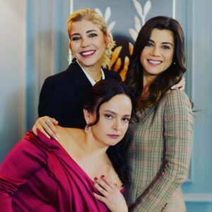 Selen Uçer Instagram - Songül @evlilikhkhersey bu akşam nihayete eriyor .Çok özel bir hikaye oldu benim için tüm ekibe teşekkürler 🧡🤗🙏🥂🙌 @mfyapimtv @foxturkiye 📸 @burcuyetisphotography 🥰🙏
