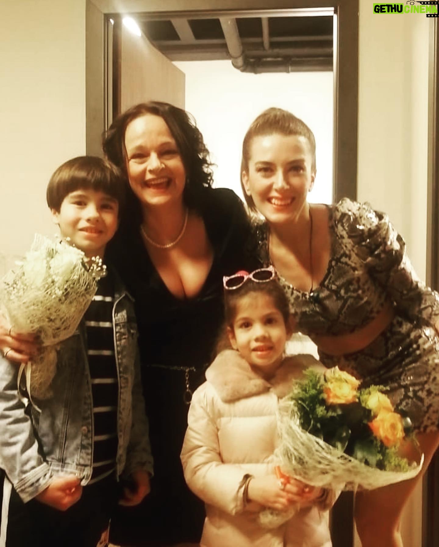 Selen Uçer - 760 Likes - Mutlu Yıllarsss🍀🧚♂️🙌 İşte 2022’de kulise gelen en güzel çiçekler 🤗🧡🙏 #Sarp&Derin #Uçers&Göktans🧿😍🙏 #tbt #BKKK2022 #happynew2023🥂