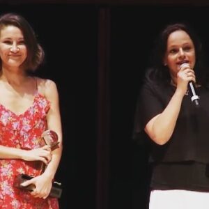 Selen Uçer Instagram - @askbuyuvs ile canım partner @ecedizdar ‘la beraber 1.İzmir Uluslararası Müzik ve Film Festivali’nde ‘En iyi kadın oyuncu ödülü’ aldık. Başta @asyadadada @tayfur.aydn ‘a, tüm festival ekibine, juriye, @izmirbuyuksehirbelediyesi @tuncsoyer @izmirsinemaofisi teşekkürlerimizle🥰🙏 VE filmi @mubiturkiye den izleyebilirsiniz yayında 👈