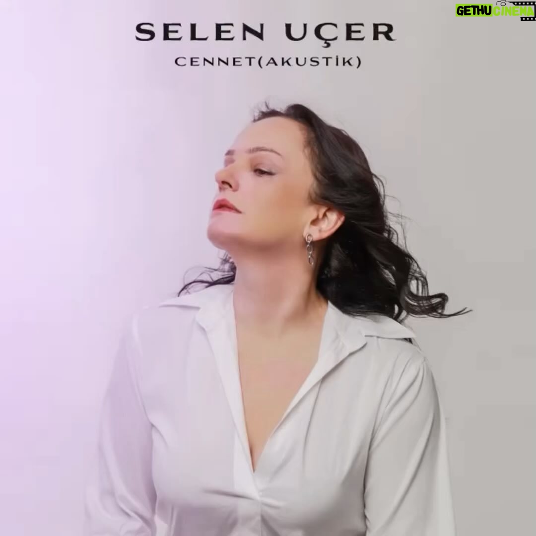 Selen Uçer - 738 Likes - Ve ‘cennet’ akustik de tüm digital platformlarda 💫 🍀 🧿🙌🙏🧞♀️ Söz-müzik @demirhanbaylan Düzenleme @tolgagorsev
———Cennet———-
‘Beraber cennetten kovulduk buralara geldik, nerdesin?
Dünya hapishanesinde bir tek sana güvenirdim, kimlesin?
Ve ben bir kırılgan serseriydim, seni sevdim
Yalancı, yılandan neler öğrendim…
Belli ki boşuna kovulmamışız sonsuzda kayıp cennetten
Dünya hapishanesinde tek gün bile işkence'sensizken
Erkekler duygusuz olurmuş, kadınlar bilmece'tahminen
Ve ben bir kırılgan serseriydim, seni sevdim
Yalancı, yılandan neler öğrendim…
Belli ki boşuna kovulmamışız sonsuzda kayıp cennetten
Bir an bile bana niye diye sormadın.
O Yılan bozguncu, doğru
Artık ne cennet isterim, ne de cehennemdir derdim
Sorumlusun
Ve ben bir kırılgan serseriydim, seni sevdim
Yalancı, yılandan neler öğrendim…
Belli ki boşuna kovulmamışız sonsuzda kayıp cennetten’