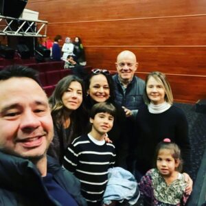 Selen Uçer Instagram - Mutlu Yıllarsss🍀🧚‍♂️🙌 İşte 2022’de kulise gelen en güzel çiçekler 🤗🧡🙏 #Sarp&Derin #Uçers&Göktans🧿😍🙏 #tbt #BKKK2022 #happynew2023🥂