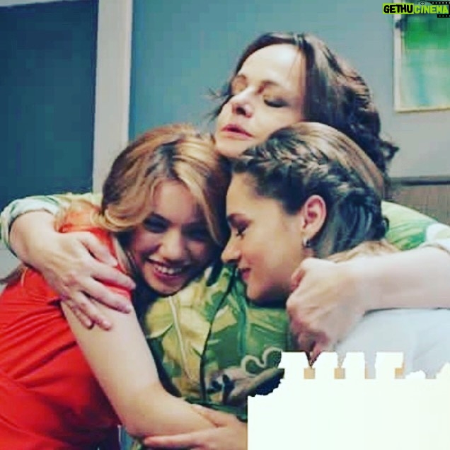 Selen Uçer - 873 Likes - İşte bir #tbt 🙌 Sevgili @karatahtatrt @usyapimtv ye,başta @endermihlar @volkanozgumus olmak üzere tüm ekibe, ve bizi aylardır ağırlayan güzel #Edirne & @ryshotel e teşekkürler 🥰🙏 Başka hikayelerde görüşmek üzere…🍀🧿💫