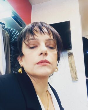 Selen Uçer Instagram - Kızdırmayın Songül’ü 😒#tbtdiil #evlilikhakkındaherşey #setfotosu Makyaj:  @cifci.merym 🙏#karavangünlükleriyağmurdışarısı